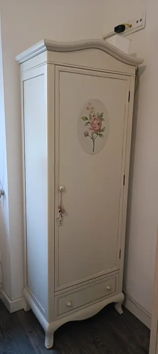 Armario de madera con diseño floral #cottage