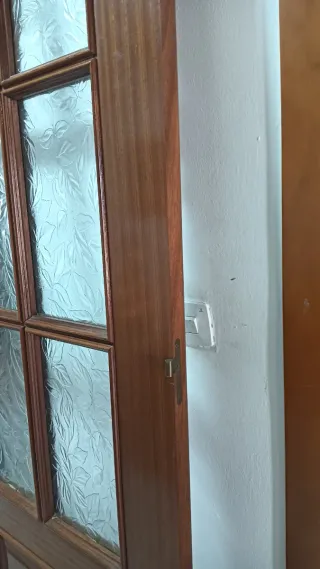 Puerta de madera con cristal