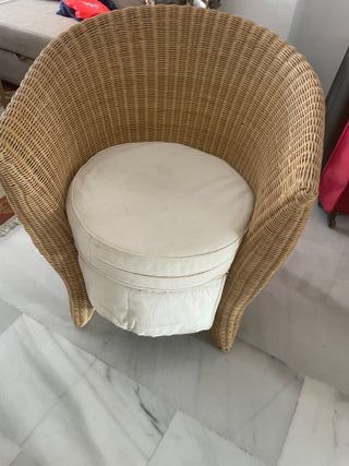 Butaca de mimbre con asiento de tela