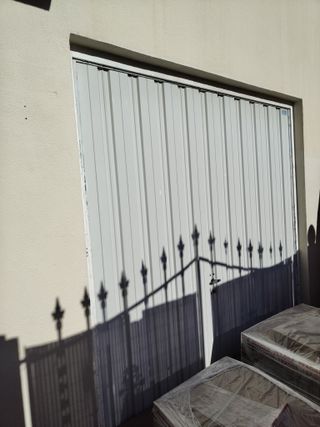 Puerta de garaje basculante.