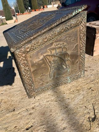 Baule vintage con lastre in rame bellissimo