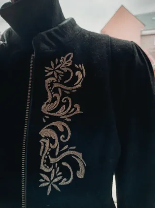 Chaqueta negra bordada Talla S sin estrenar