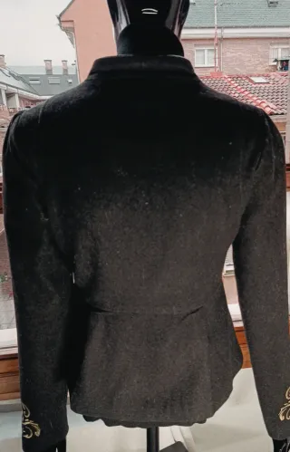 Chaqueta negra bordada Talla S sin estrenar