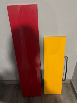 Scaffali invisibili Ikea rossi e gialli