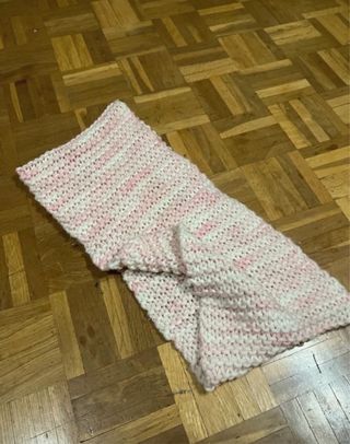 Cuello tejido rosa y blanco hecho a mano