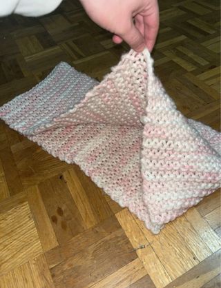 Cuello tejido rosa y blanco hecho a mano