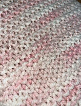 Cuello tejido rosa y blanco hecho a mano