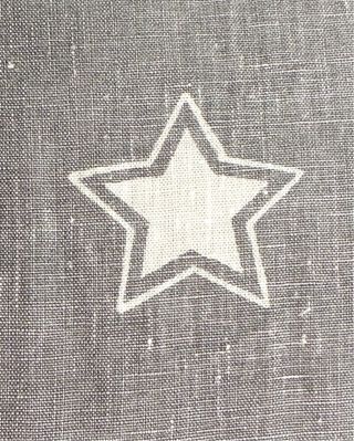 Cojín Zara Home estrellas gris doble cara.
