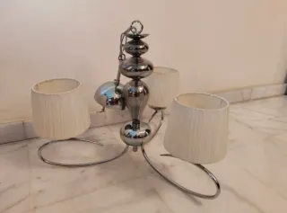 Lámpara de techo plateada y blanca