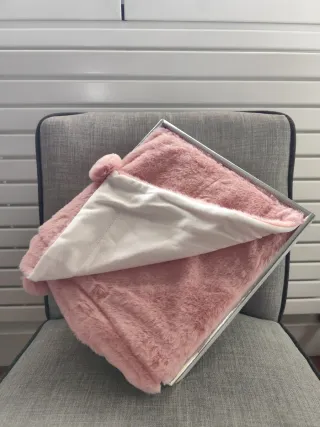 Manta rosa suave con borlas