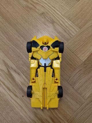 coche rojo de juguete y transforme amarillo