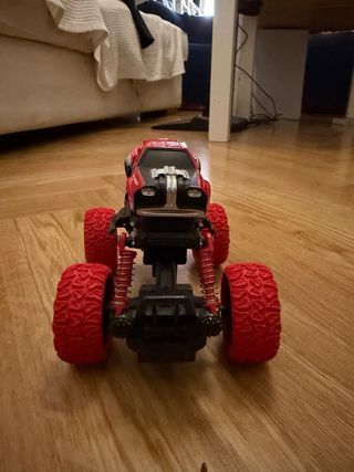 coche rojo de juguete y transforme amarillo