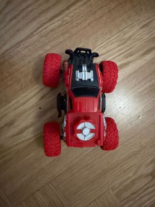 coche rojo de juguete y transforme amarillo