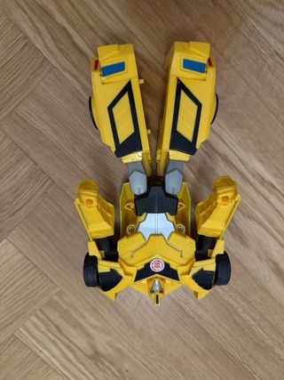 coche rojo de juguete y transforme amarillo