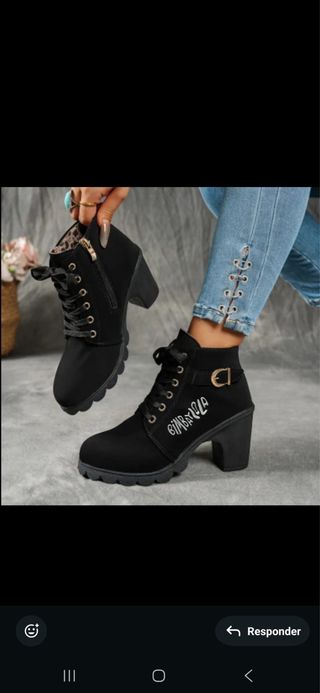 Botines negros con cordones y hebilla