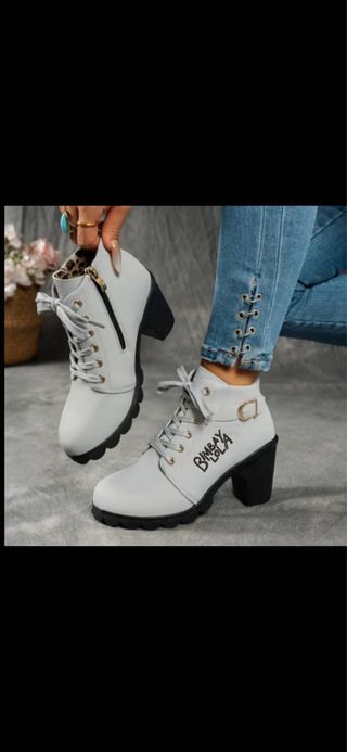 Botines negros con cordones y hebilla