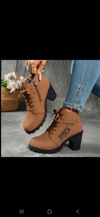 Botines negros con cordones y hebilla