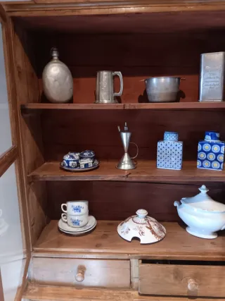 Alacena rústica antigua de madera y cristal