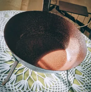 Sartén antigua para fuego bajo con 3 patas