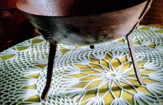 Sartén antigua para fuego bajo con 3 patas