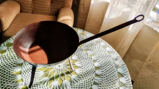Sartén antigua para fuego bajo con 3 patas