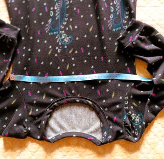 Vestido Mini Estampado Negro Acampanado