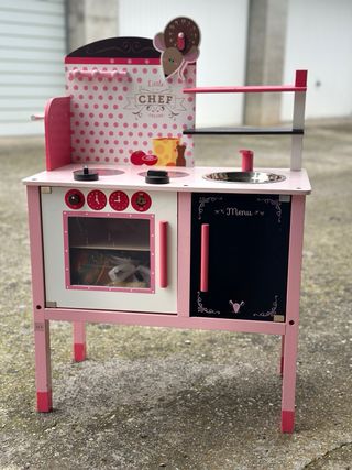 Piccola cucina in legno per bambini