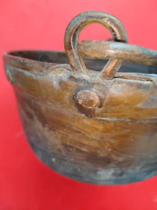 Caldero antiguo de cobre