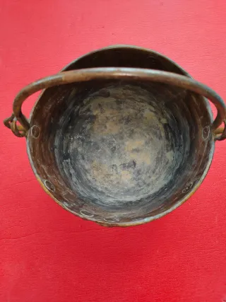 Caldero antiguo de cobre