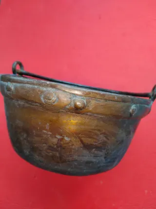 Caldero antiguo de cobre