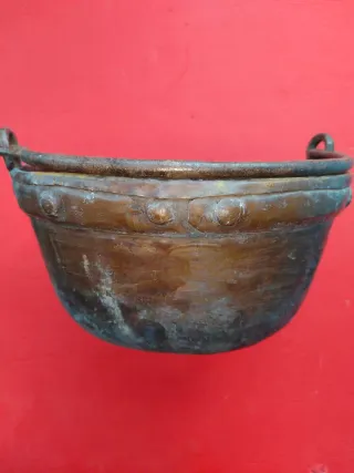 Caldero antiguo de cobre