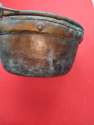 Caldero antiguo de cobre