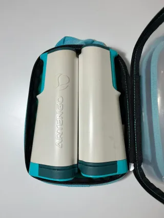 Juego tenis de mesa. Dos palas, tres pelotas y red