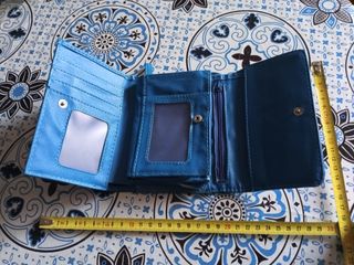 Portafoglio multitasche simpatico in blù