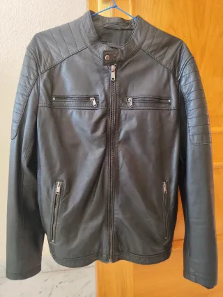 Chaqueta motera de piel negra