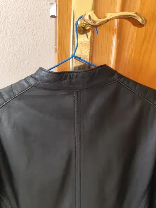 Chaqueta motera de piel negra