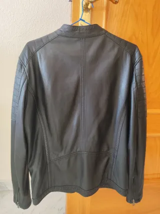 Chaqueta motera de piel negra