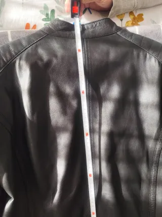 Chaqueta motera de piel negra