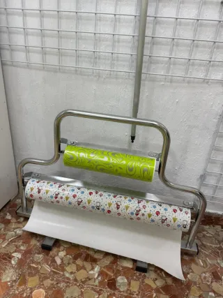 Soporte metálico para rollos de papel de regalo