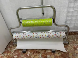 Soporte metálico para rollos de papel de regalo