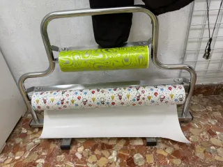Soporte metálico para rollos de papel de regalo