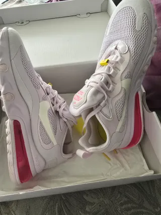 Nike Air Max 270 React Rosa y Blanco