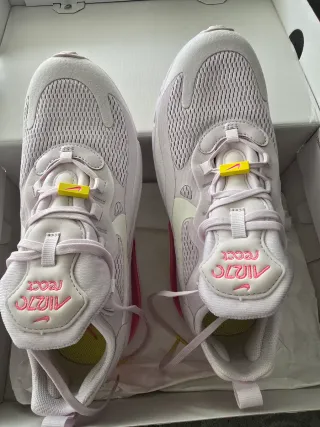 Nike Air Max 270 React Rosa y Blanco