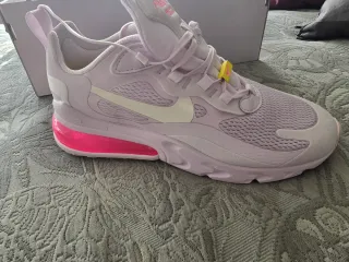 Nike Air Max 270 React Rosa y Blanco