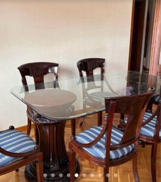 Seis sillas de caoba con cojines azules