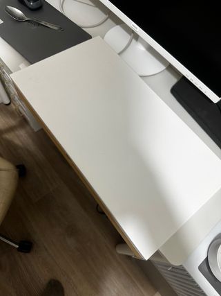 Elevador monitor blanco y madera Ikea