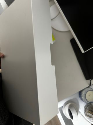 Elevador monitor blanco y madera Ikea