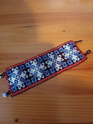 Pulsera tejida a mano con chaquiras
