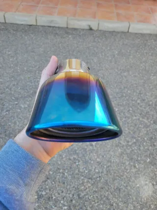 Cola de escape azul cromada