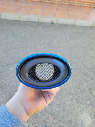 Cola de escape azul cromada